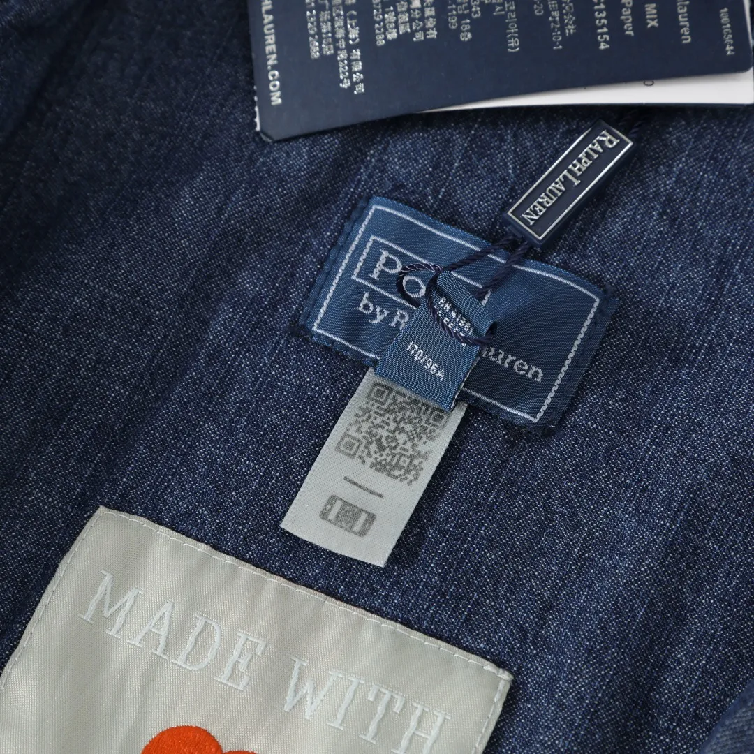 P470 #R15 Ralph Lauren Tokyo limited reversible spliced denim jacket. Catwalk style. Heavy work splicing. Tokyo limited catwalk style. Not available in China. Reversible design. Buying one is equal to buying two. The whole garment is washed and distressed. Heavy work and splicing. Maximum fabric loss. No complicated copywriting. Self-observation of details. Shipping is time-consuming and labor-intensive. If you like it, hurry up and be first to arrive. SIZE: S M L XL Length: 64/66/68/70 Bust: 116/120/124/128 Shoulder width: 52/53/54/55 Sleeve length: 57/58/59/60 Hem: 90/92/94/96 (elastic)